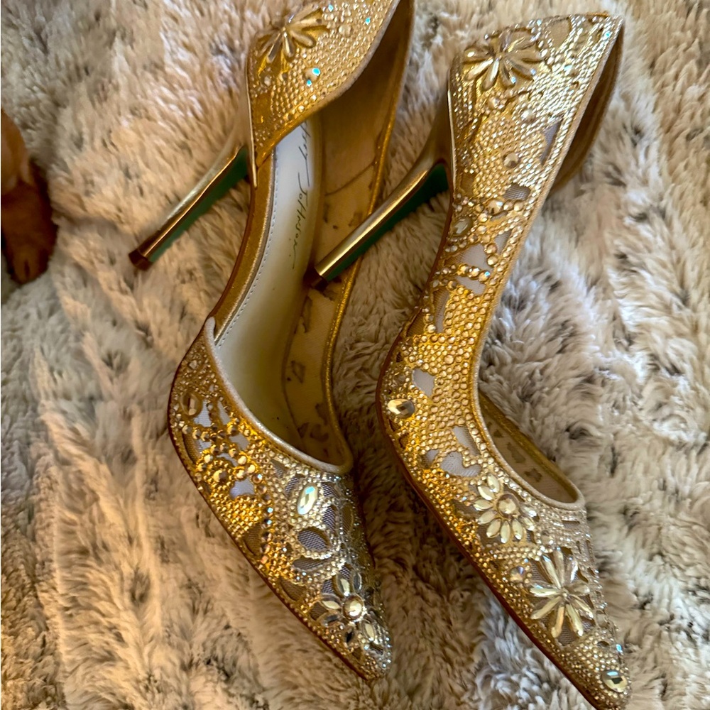 Elegant Gold Heels with Intricate Design
